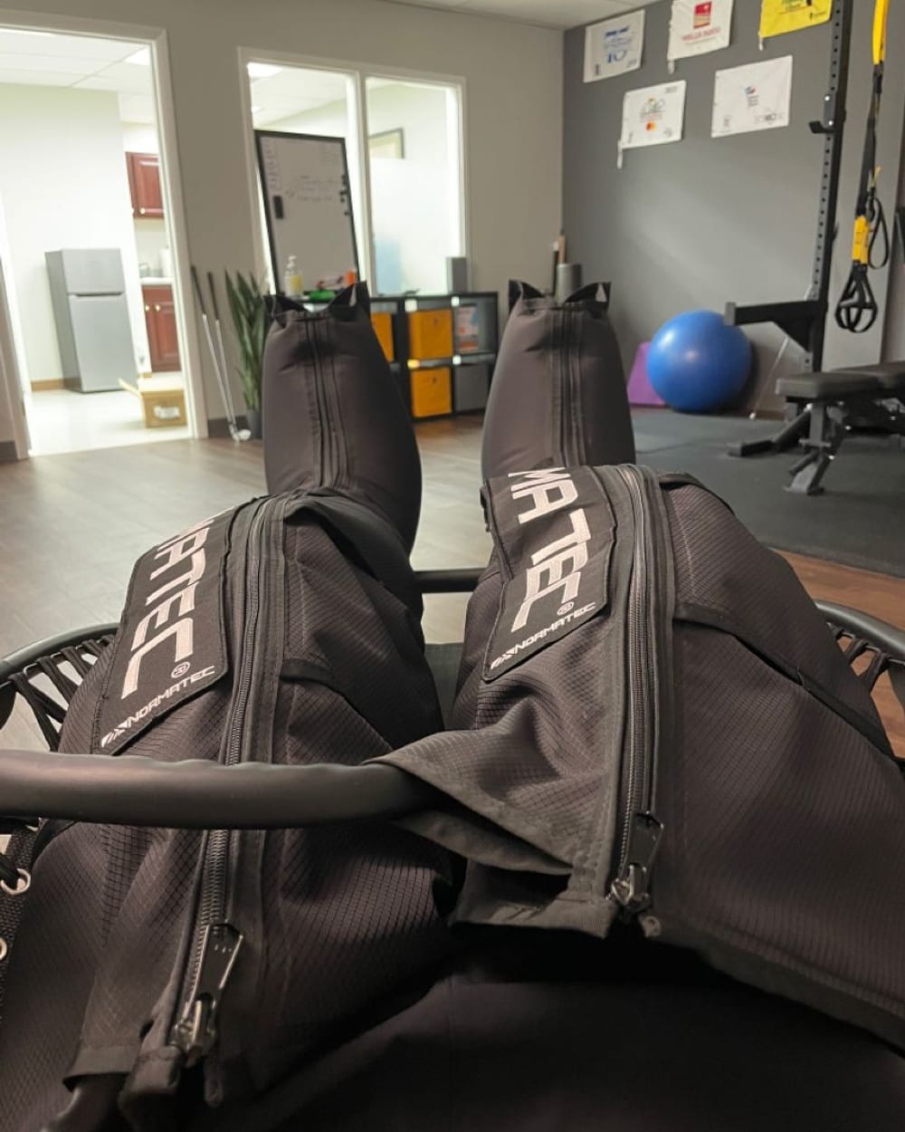 Botas de recuperación puestas en un gimnasio